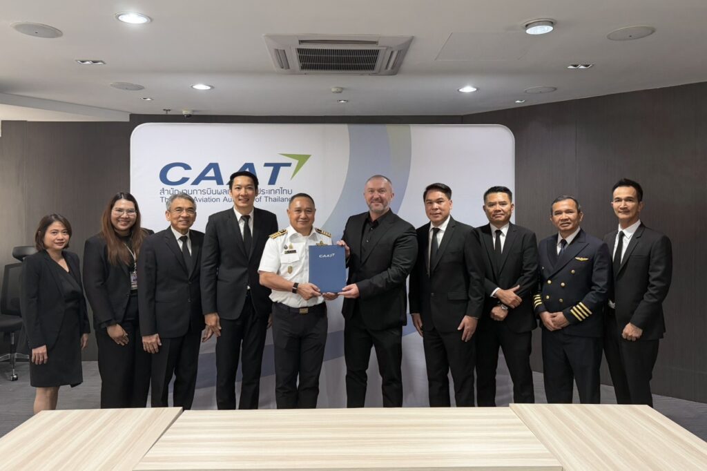 Thai SmartLynx executives receiving the AOC