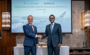 The agreement was announced at a ceremony hosted by Cathay Chief Operations and Service Delivery Officer Alex McGowan (left) and Airbus President Asia Pacific Anand Stanley (right)