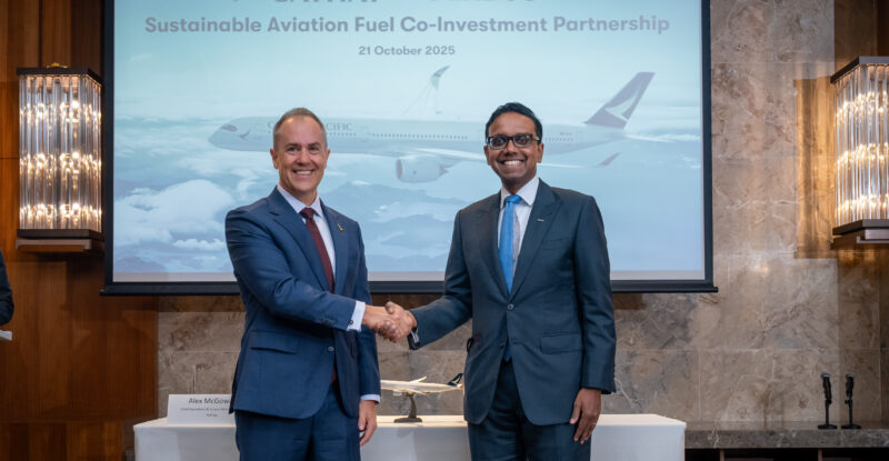 The agreement was announced at a ceremony hosted by Cathay Chief Operations and Service Delivery Officer Alex McGowan (left) and Airbus President Asia Pacific Anand Stanley (right)