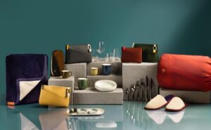Various new LATAM amenity kits are set out on a green background. The kits range in colors, and are inspired by LATAM's South American identity.
