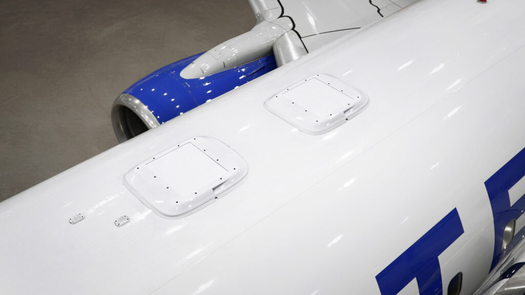 Two-antenna configuration atop a United 737-800