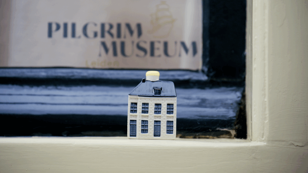 The front of the KLM holding the Delft Blue House.