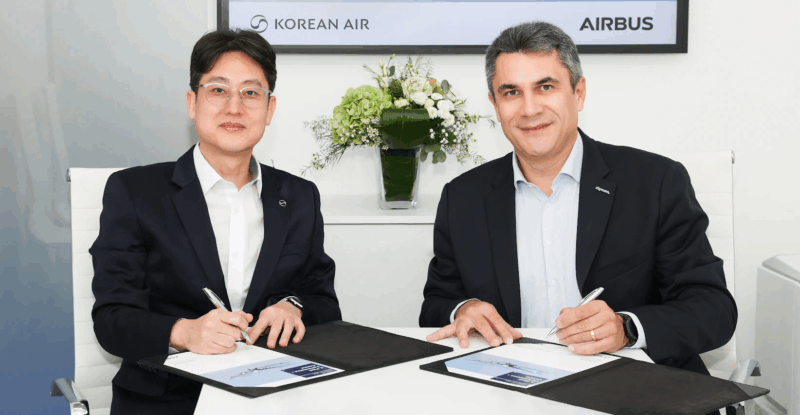 Jong Hoon Oh, Head of the Predictive Maintenance Team, Korean Air, and Fabrice Villaume, Head of Growth and Innovation, Airbus Digital Services, at the partnership signing ceremony in London