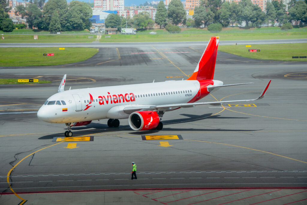 Avianca A320 fitted with SES ESA-based multi-orbit IFC