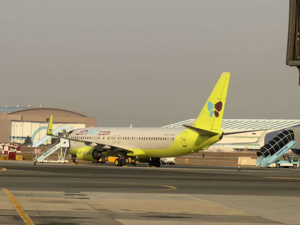 Jin Air jet with green tail