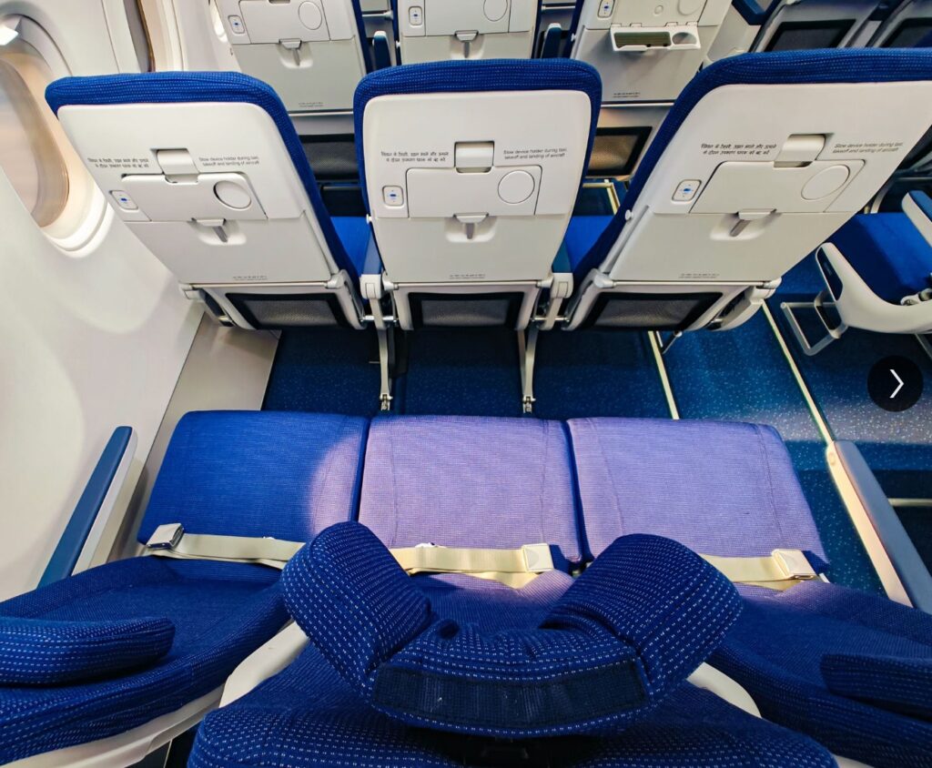 Integrated neck support on the six-way adjustable headrest on the R2 slimlines.