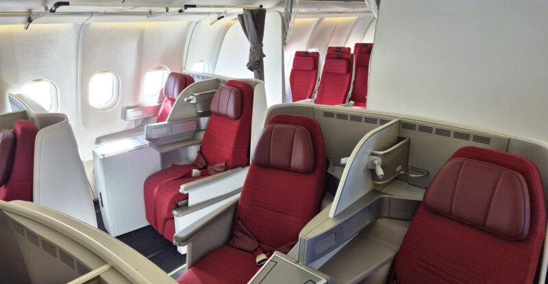 Business class seats with WeSky Recharge in-seat power