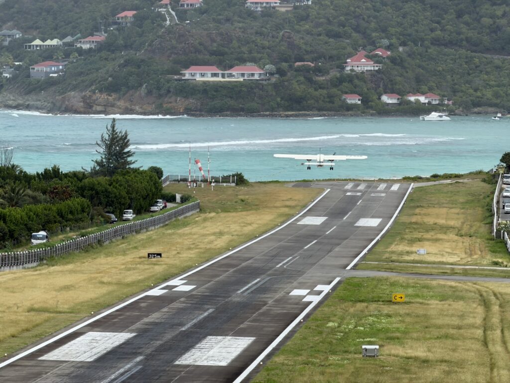 Winair Twin Otter arrives
