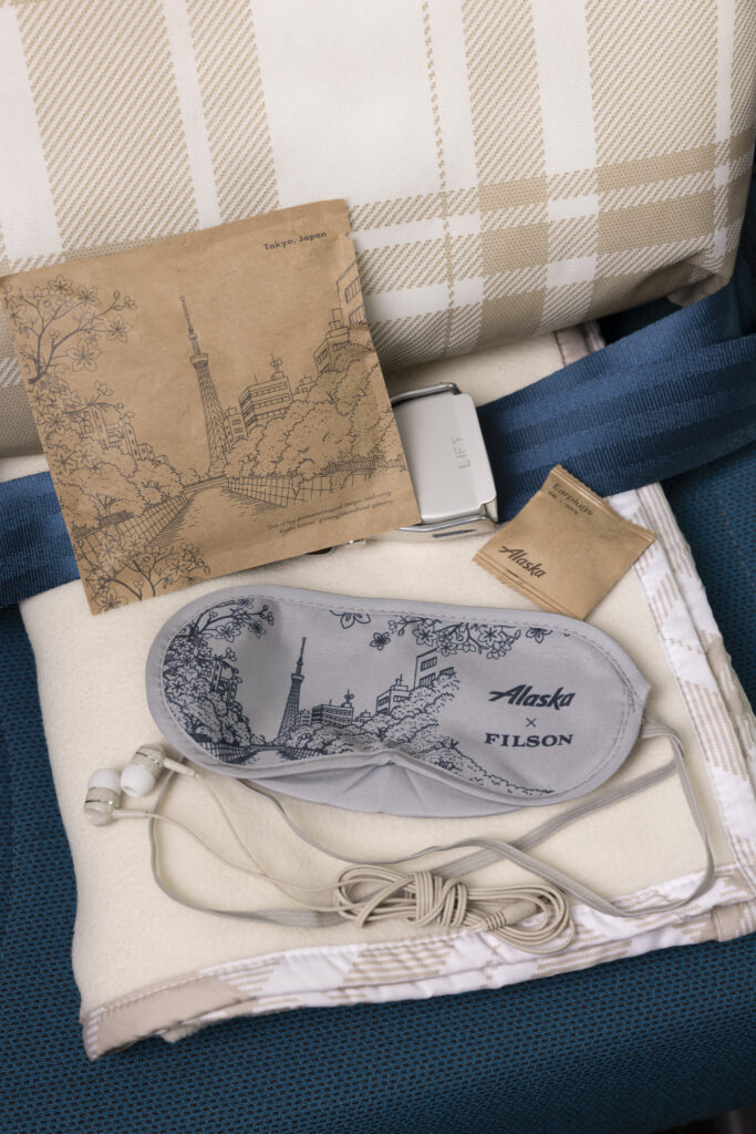 Amenity kit contents are displayed.
