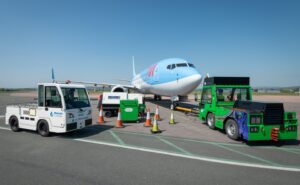 A TUI 737 aircraft surrounded by hydrogen-powered ground equipment