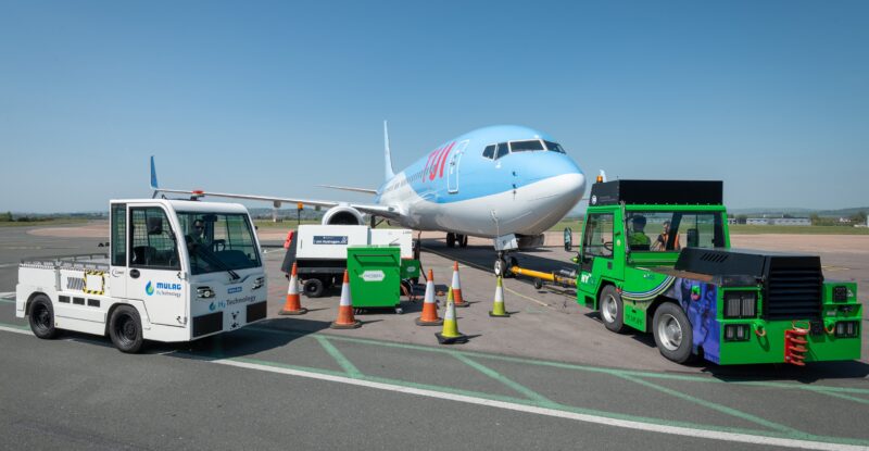 A TUI 737 aircraft surrounded by hydrogen-powered ground equipment