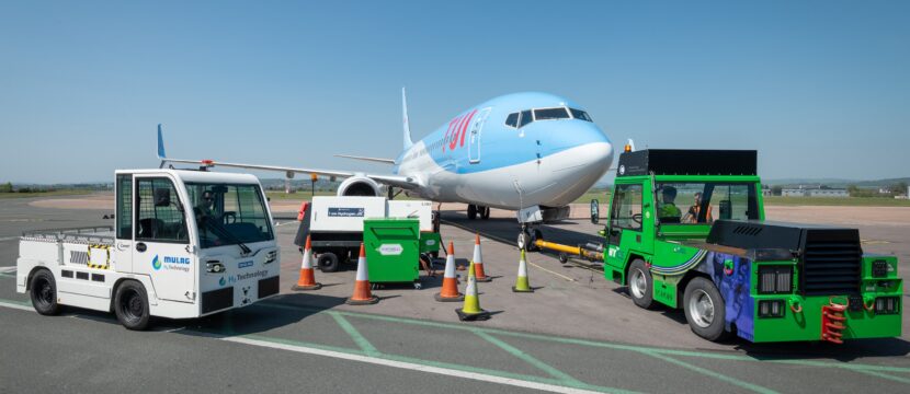 A TUI 737 aircraft surrounded by hydrogen-powered ground equipment