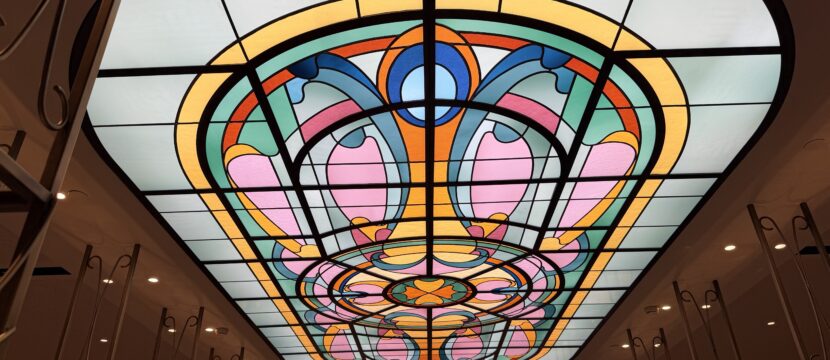 A beautiful stained-glass lighting panel in The View lounge at Brussels Airport.