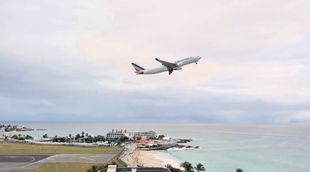 Air France takeoff over Maho Beach