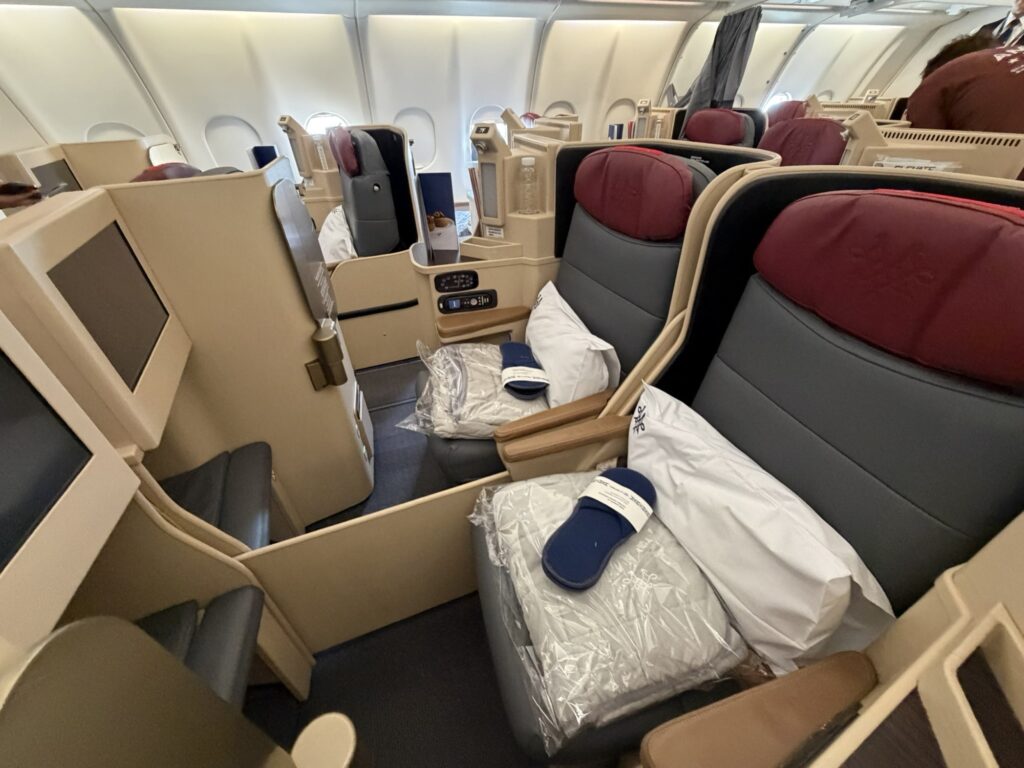 The honeymoon configuration sees a center pair with two seats right beside each other. The divider is lowered.