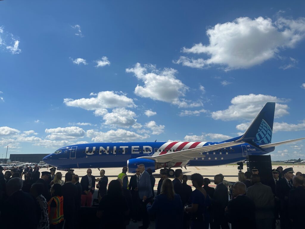 United Airlines 737-800, looking resplendent in the Stars and Stripes livery