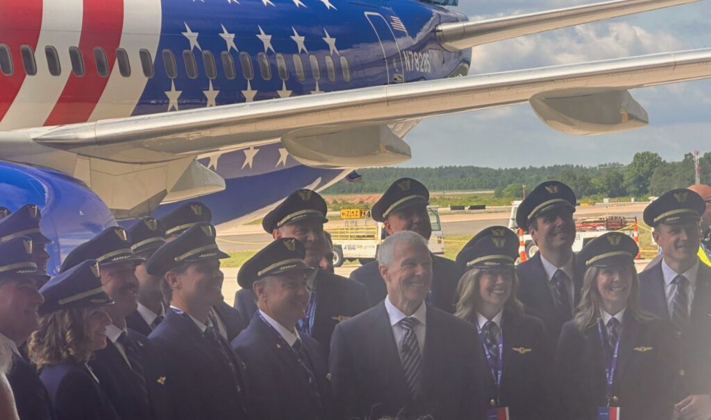 Scott Kirby flanked by United crew members in front of the 737 with the new Stars and Stripes livery