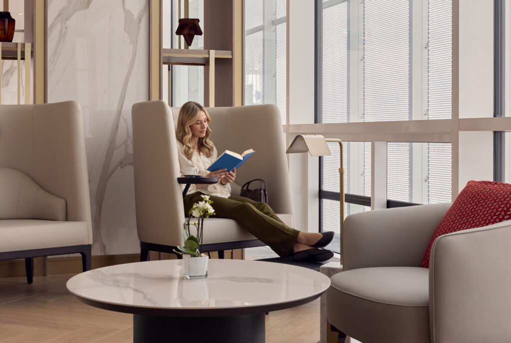 A female customer enjoying a quiet relaxation area in Emirates' Lounge Munich