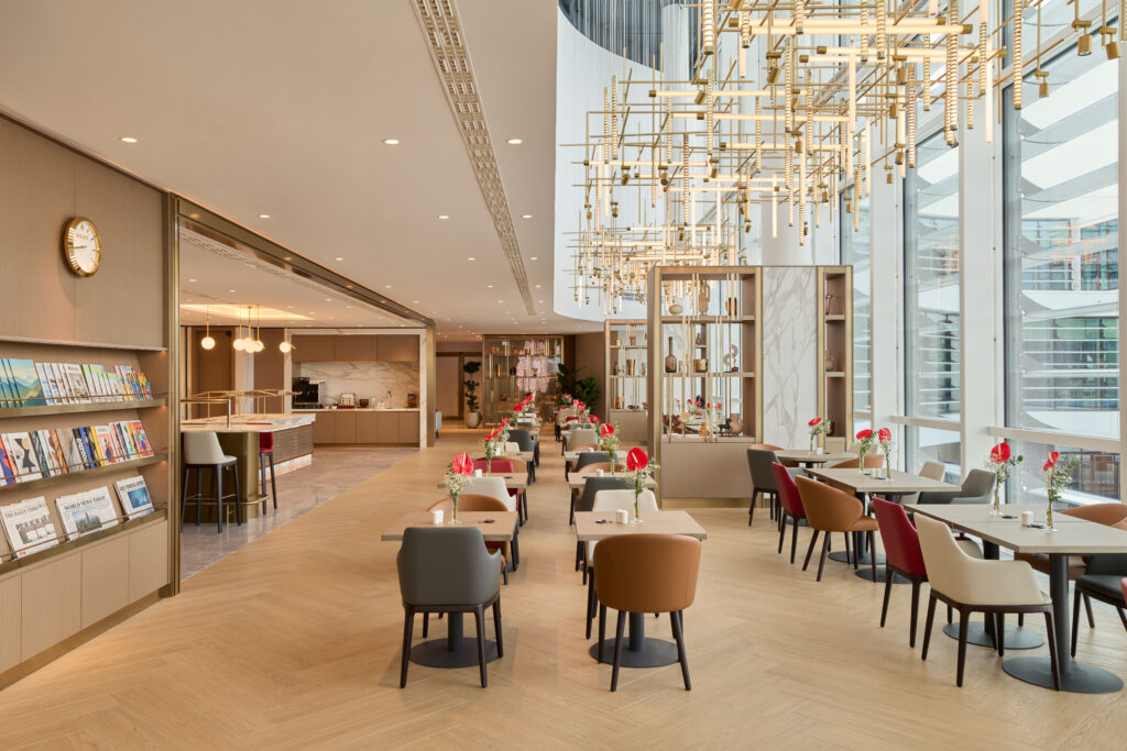 The image shows an expansive dining and seating area in Emirates' Lounge Munich