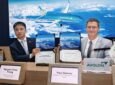 Nguyen Chien Thang, EVP of Vietnam Airlines, and Paul Geaney, President & Chief Commercial Officer of Avolon, sign the documents at the event.