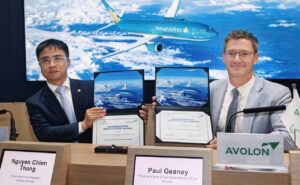 Nguyen Chien Thang, EVP of Vietnam Airlines, and Paul Geaney, President & Chief Commercial Officer of Avolon, sign the documents at the event.