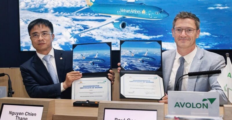 Nguyen Chien Thang, EVP of Vietnam Airlines, and Paul Geaney, President & Chief Commercial Officer of Avolon, sign the documents at the event.