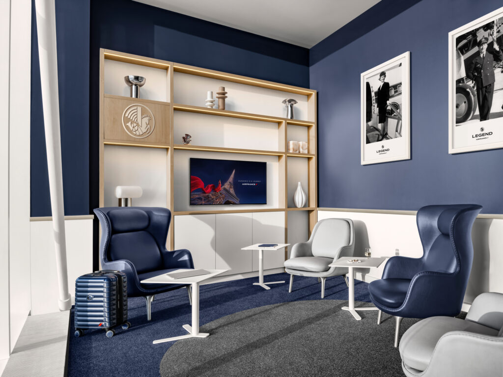 Air France lounge at London Heathrow. Art adorns the walls.