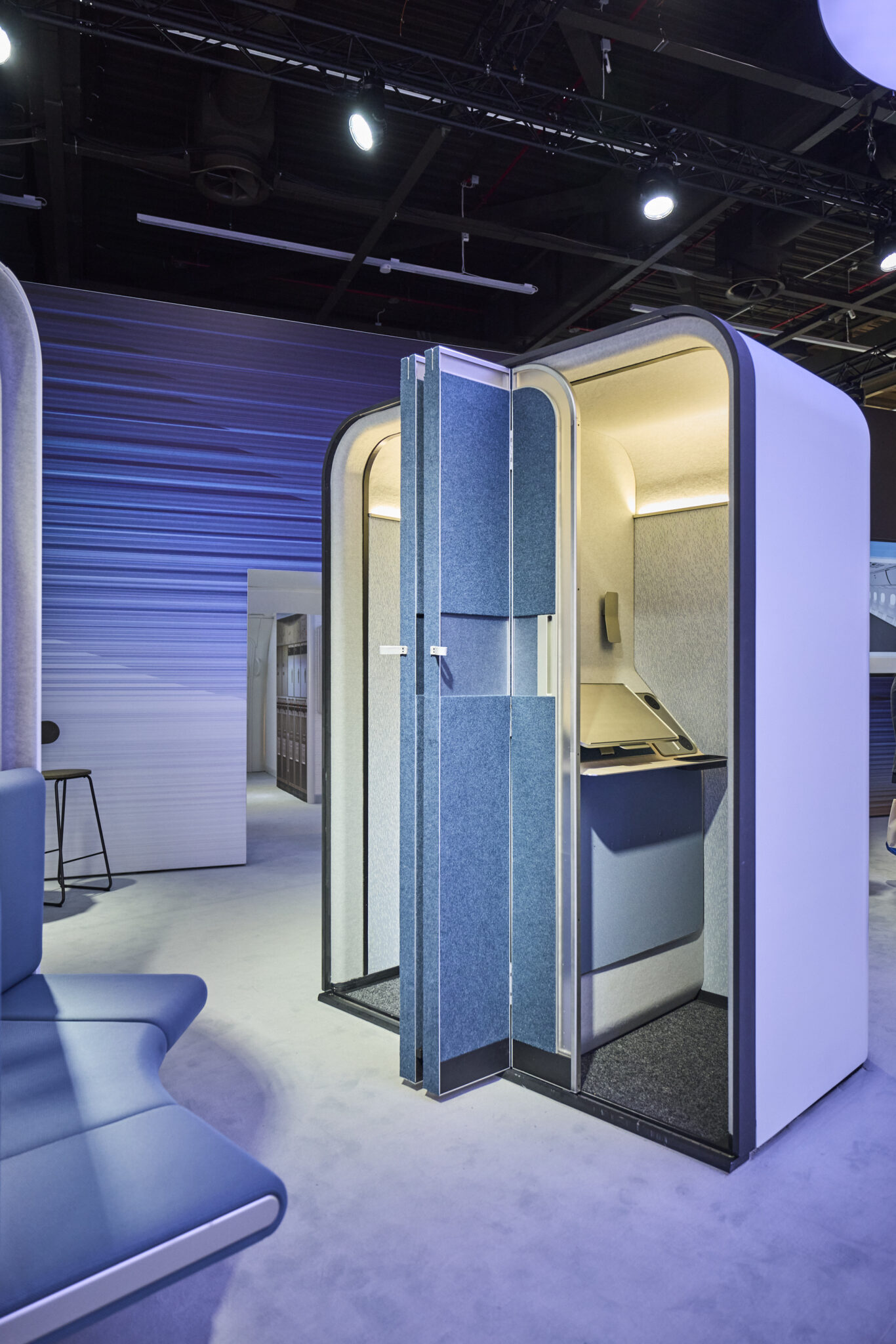 E-Lounge concept with two private booths and a bench opposite of them