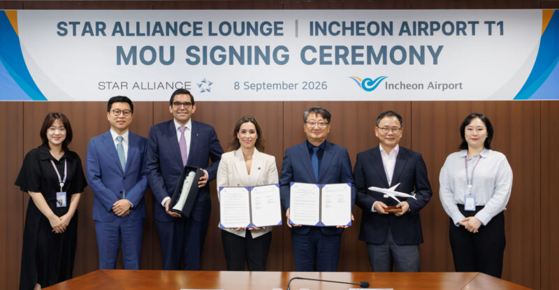 Executives from Star Alliance and Incheon sign an MOU to cooperate on lounge operations at ICN