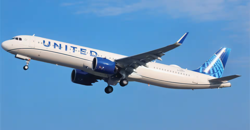 United Airlines A320 aircraft in flight.