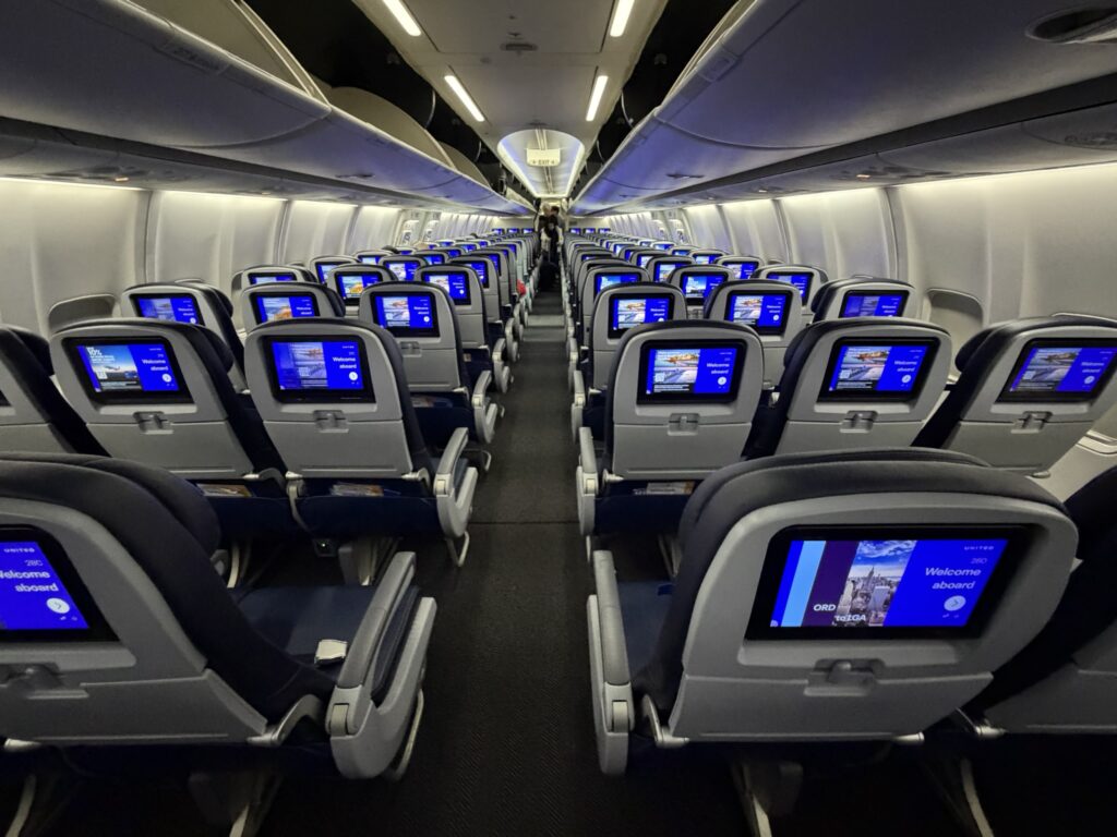 Rows of seats and seatback IFE on the United 737