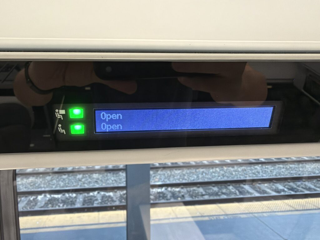 A sign indicating that a seat is available on the Airo trainset